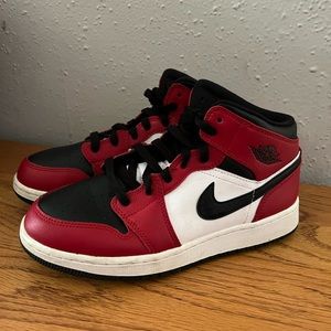 Jordan 1 Mid “Chicago Black Toe”